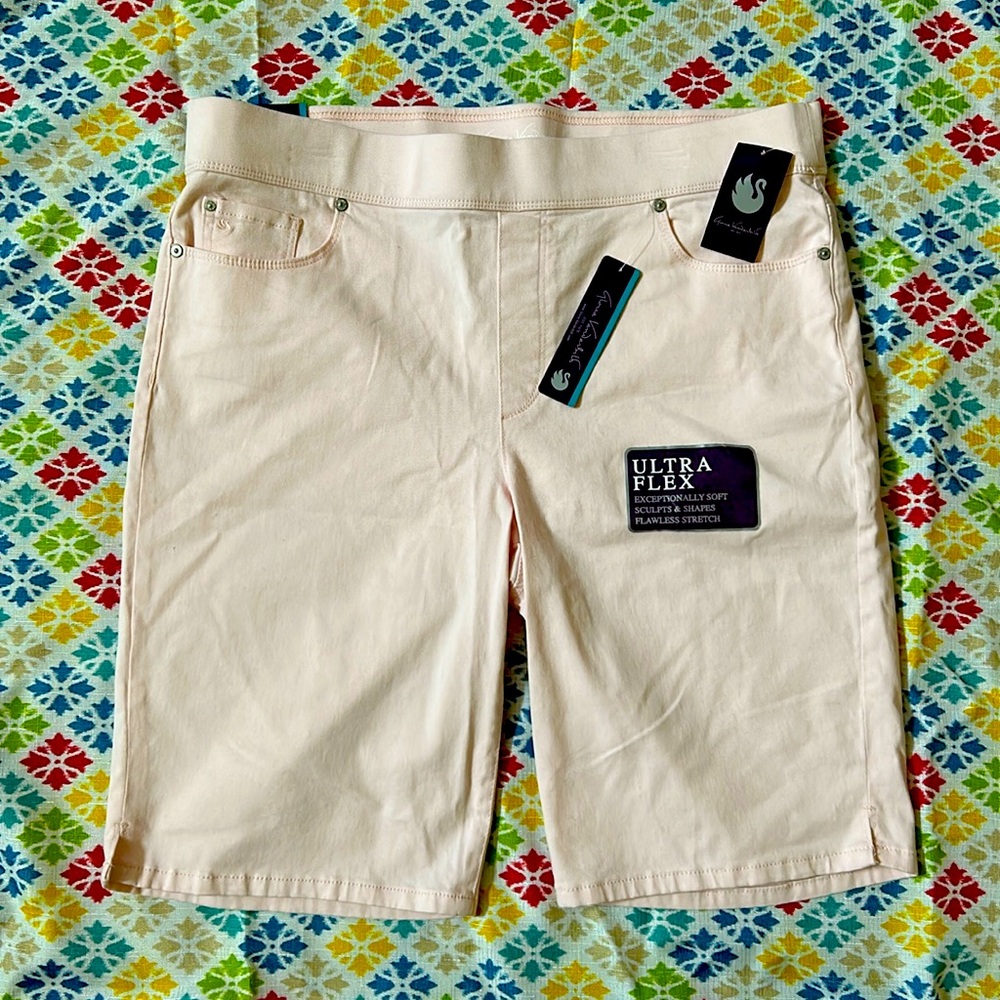 NWT Pull on Bermuda Mid-Rise Elastic Waist. Light Pink Color.